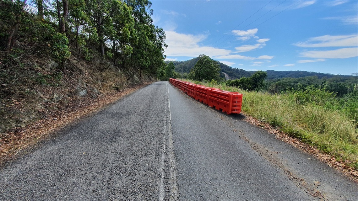 A single lane roadway